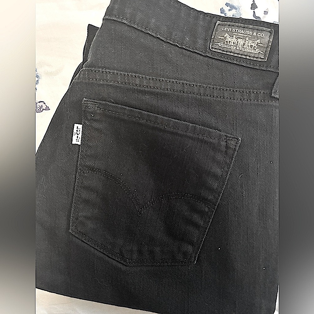 Levi's • Black Mid-Rise Skinny Jeans